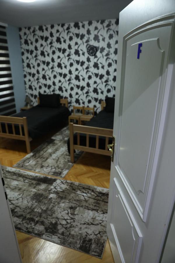 City Park Hostel Pristina Buitenkant foto