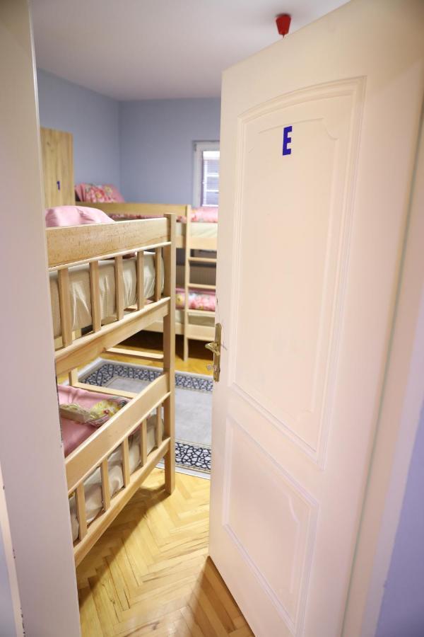 City Park Hostel Pristina Buitenkant foto